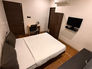 Habitación Deluxe con 1 cama matrimonial o 2 individuales, vista a la ciudad | Espacio para trabajar con laptop y tabla de planchar con plancha 