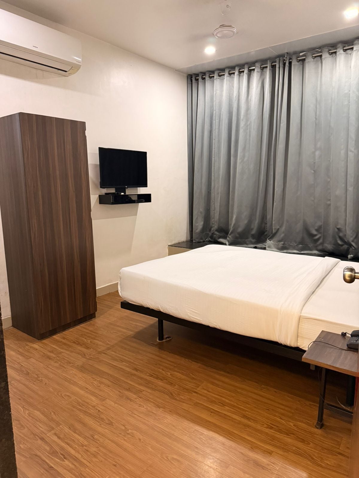 Laptop workspace, iron/ironing board, free WiFi