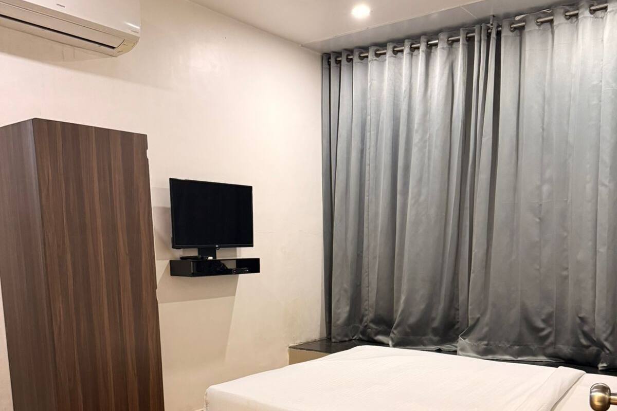 Habitación Deluxe con 1 cama matrimonial o 2 individuales, vista a la ciudad | Espacio para trabajar con laptop y tabla de planchar con plancha