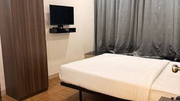 Deluxe Double or Twin Room, City View | Laptop workspace, iron/ironing board, free WiFi