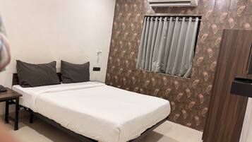 Phòng đôi hoặc 2 giường đơn Deluxe, quang cảnh thành phố | Khu vực làm việc phù hợp cho laptop, bàn ủi/dụng cụ ủi quần áo