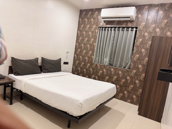 Deluxe kamer, 1 twee- of 2 eenpersoonsbedden, uitzicht op de stad | Een laptopwerkplek, een strijkplank/strijkijzer, gratis wifi