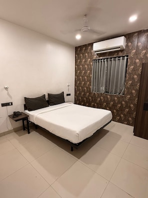 Deluxe kamer, 1 twee- of 2 eenpersoonsbedden, uitzicht op de stad | Een laptopwerkplek, een strijkplank/strijkijzer, gratis wifi