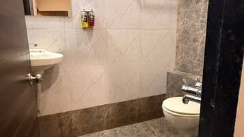 Deluxe-værelse med dobbeltseng eller 2 enkeltsenge - byudsigt | Badeværelse | Gratis toiletartikler, hjemmesko, håndklæder, Sæbe