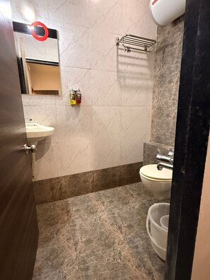 Habitación Deluxe con 1 cama matrimonial o 2 individuales, vista a la ciudad | Baño | Amenidades de baño gratuitas, pantuflas, toallas, jabón 