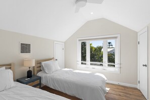 2 bedrooms, iron/ironing board, WiFi, bed sheets - Blue Duval walking distance to Duval St (Key West)