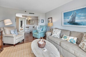 TV - Stunning Beach Cottage Steps from the Atlantic features open floor plan (Saint Simons Island)