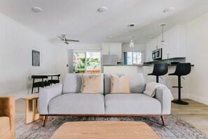 TV, stereo - Blueground | North Los Altos, pool, nr park (Los Altos)