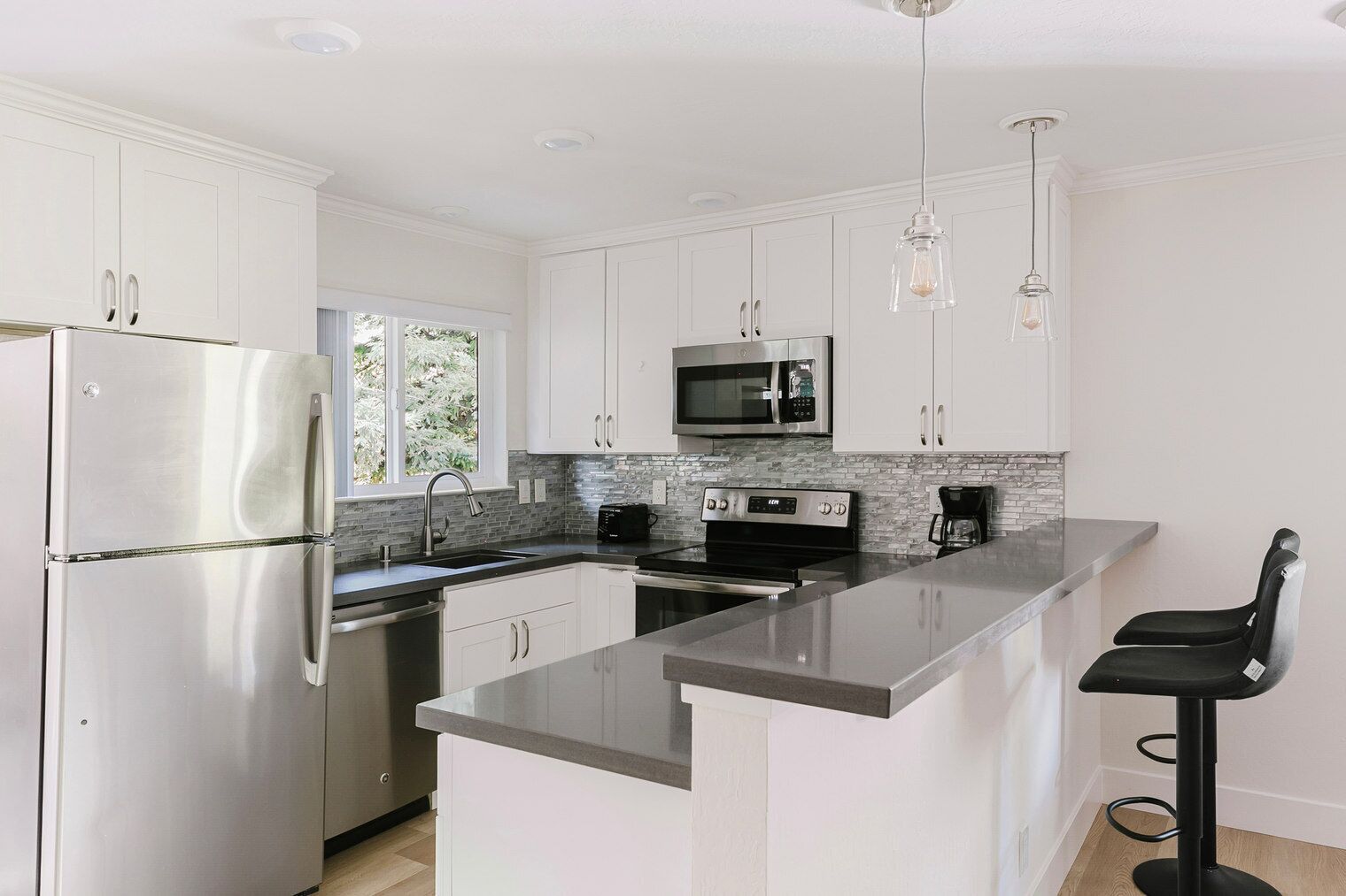 Kjøleskap, mikrobølgeovn, ovn og oppvaskmaskin