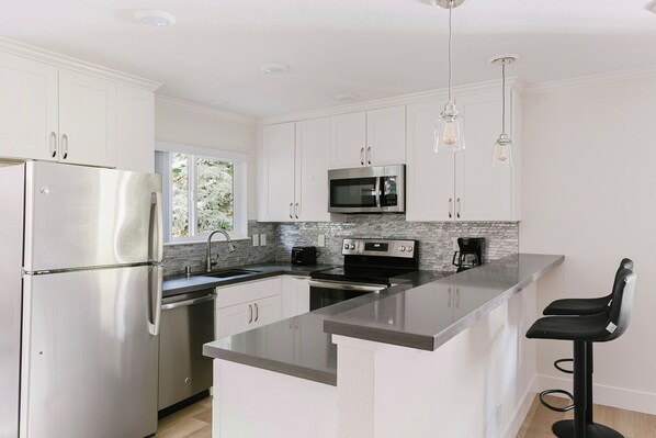 Fridge, microwave, oven, dishwasher - Blueground | North Los Altos, pool, nr park (Los Altos)