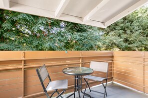 Outdoor dining - Blueground | North Los Altos, pool, nr park (Los Altos)