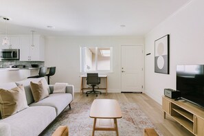 TV, stereo - Blueground | North Los Altos, pool, nr park (Los Altos)