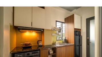 Grand Suite, 1 Bedroom, Club Lounge Access, City View | Private kitchen | Full-size fridge, microwave, oven, stovetop