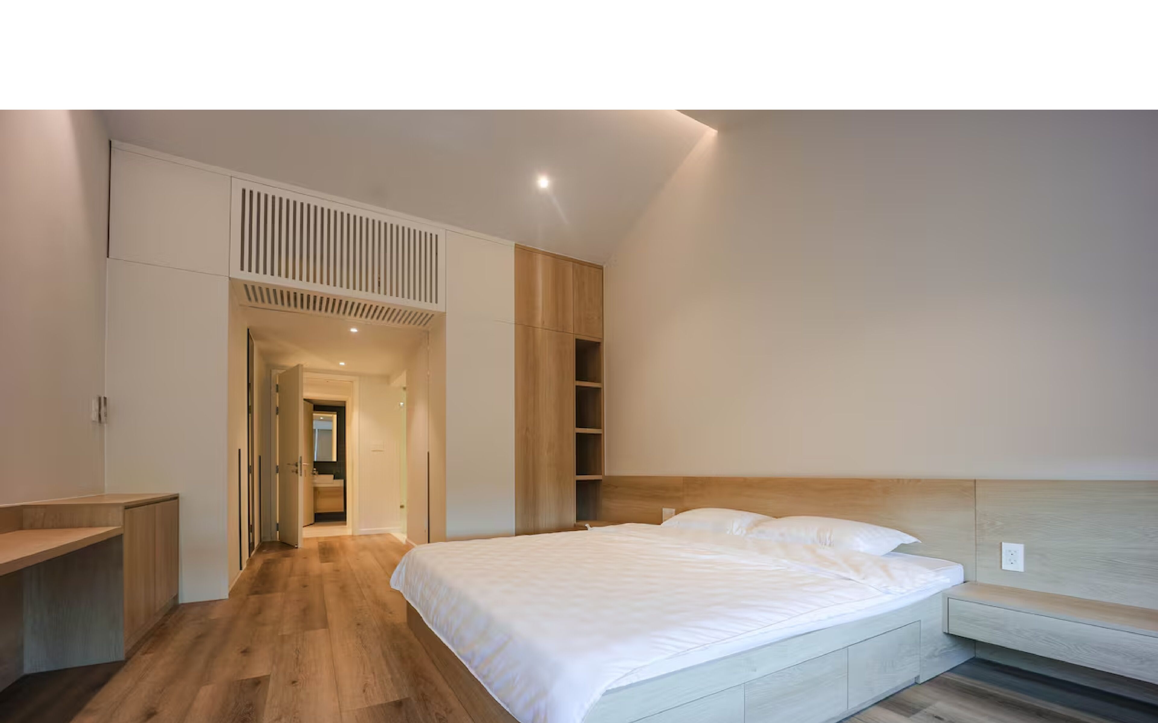 Suite presidencial, 2 habitaciones, con acceso al salón lounge del club, vista a la ciudad | Sábanas de algodón egipcio, ropa de cama de alta calidad y edredón 