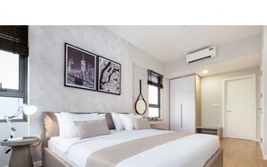 Suite familiar, 3 habitaciones, Acceso al salón del club, vistas a la ciudad | Sábanas de algodón egipcio y ropa de cama de alta calidad