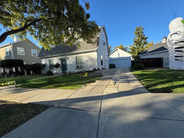 Property grounds - Serene 2-bedroom 1-bathroom and 1-full kitchen in a quiet and peaceful house. (Tracy)