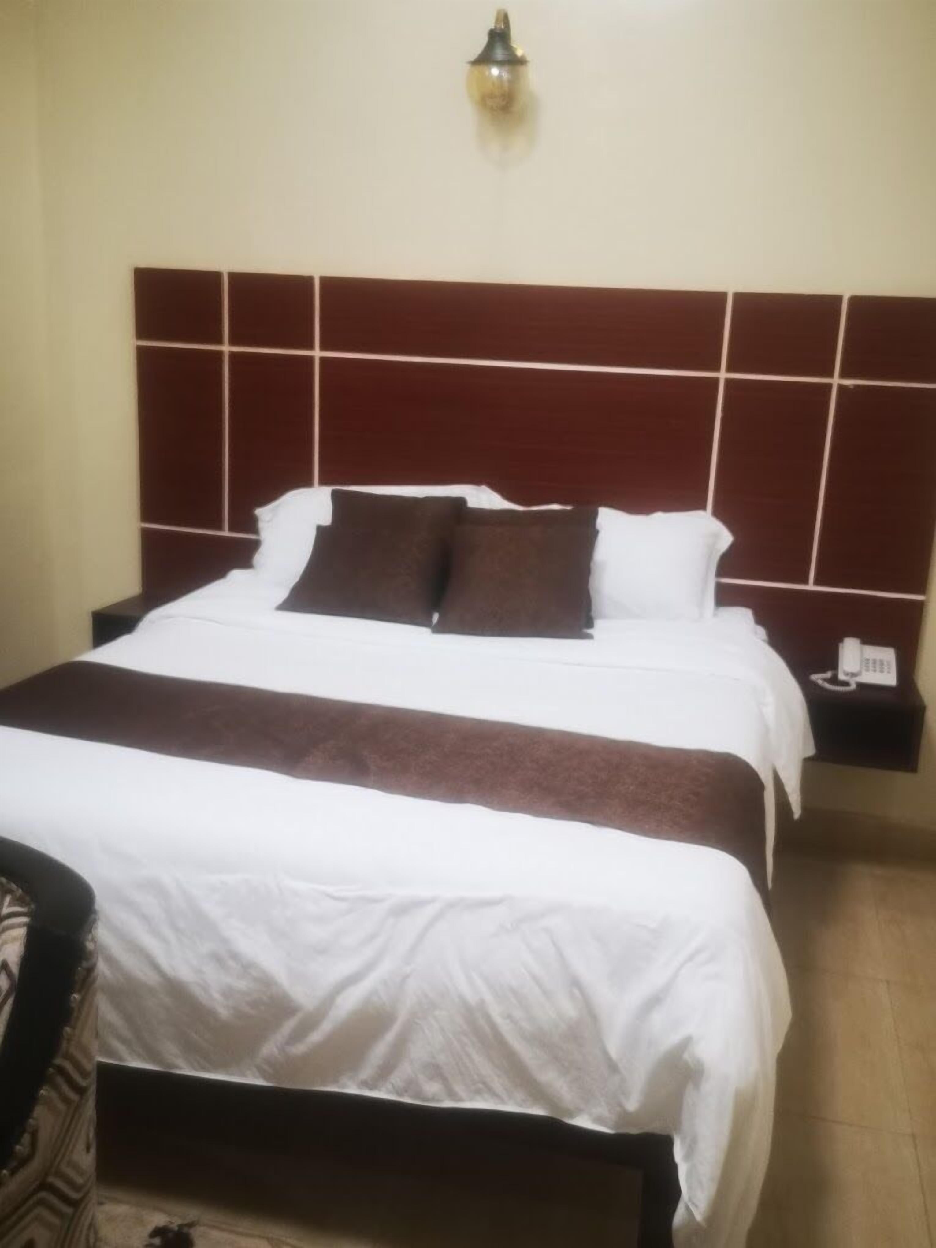 Deluxe Single Room | Laptop workspace, free WiFi, bed sheets