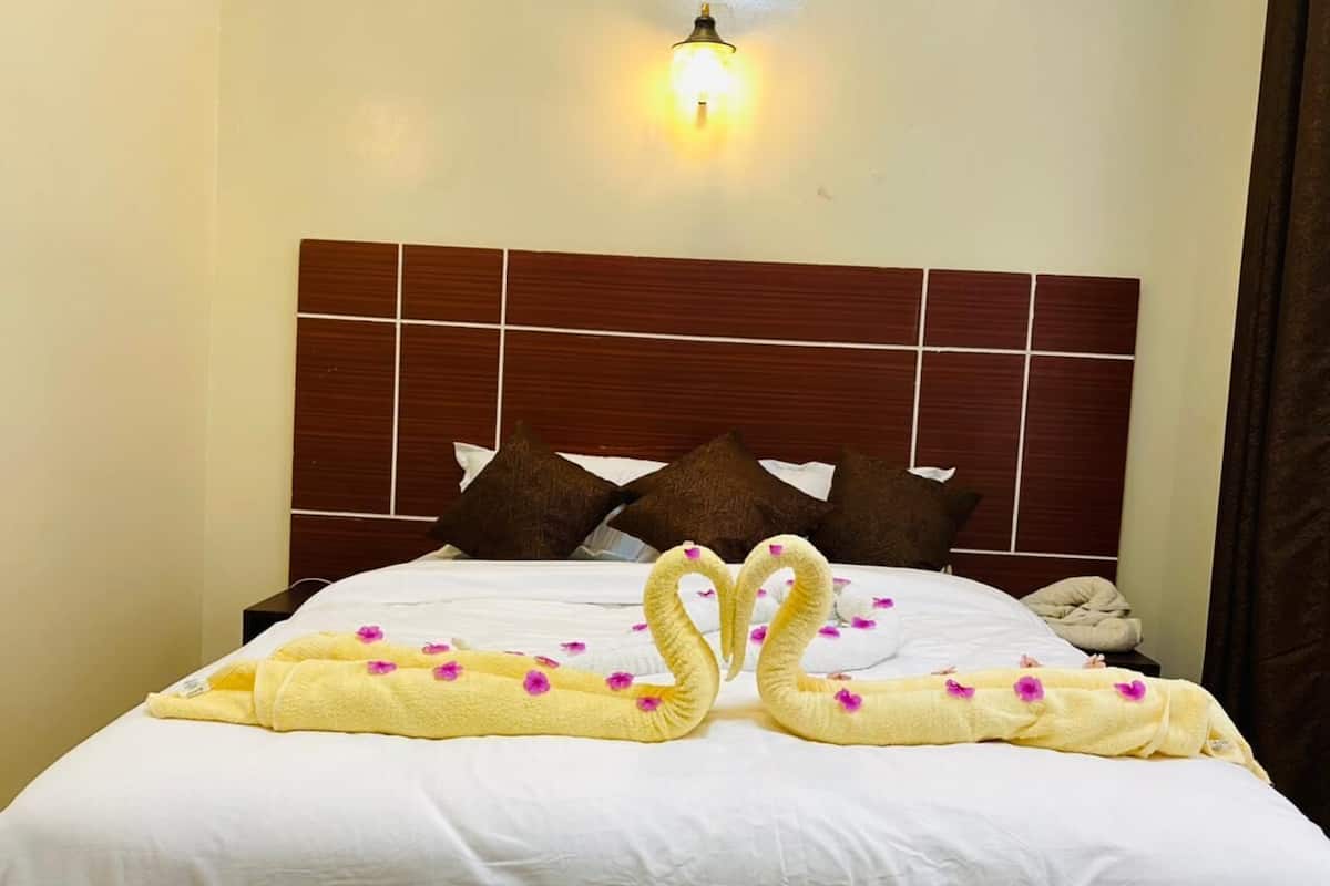 Executive Suite | Laptop workspace, free WiFi, bed sheets