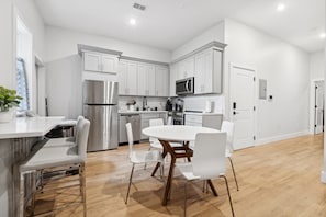 Dining - Unique modern 3-bedroom apt 8 mins to Newark Airport! 20 minutes to Manhattan (Newark)