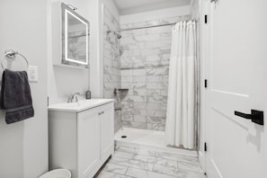Hair dryer, towels, soap, shampoo - Unique modern 3-bedroom apt 8 mins to Newark Airport! 20 minutes to Manhattan (Newark)