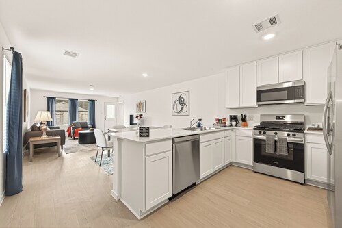 Newly built, 3-bdrm, dog-friendly, single-level home near the Woodlands