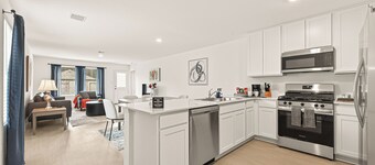 Newly built, 3-bdrm, dog-friendly, single-level home near the Woodlands