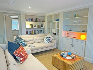 TV - Reverse-level retreat in St Mawes, perfect for family or friends. (St Mawes, near Falmouth)