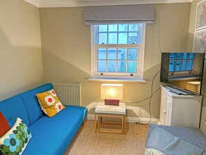 TV - Reverse-level retreat in St Mawes, perfect for family or friends. (St Mawes, near Falmouth)