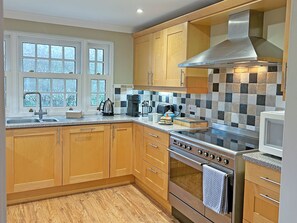 Dishwasher - Reverse-level retreat in St Mawes, perfect for family or friends. (St Mawes, near Falmouth)