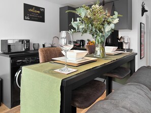 Dining - 1 bedroom accommodation in Anstey (Anstey)