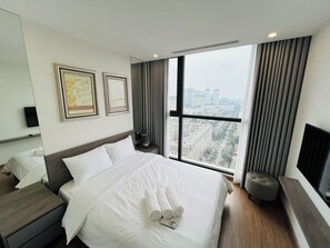 Apartamento standard, 2 quartos, sacada, vista para a cidade | Escrivaninha, cortinas blackout, quartos à prova de som