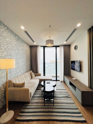 40-inch Smart TV with satellite channels - Hopo Apt - Vinhomes Sky Lake Luxury  (Ha Noi)