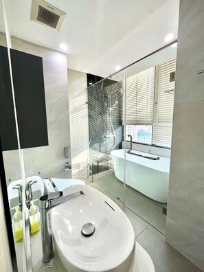 Bathroom - Hopo Apt - Vinhomes Sky Lake Luxury  (Ha Noi)