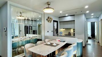 Luxury-Apartment, 3 Schlafzimmer, Balkon, Seeblick | Wohnbereich