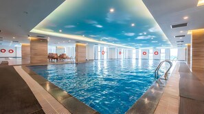 Piscina interna, piscina externa sazonal