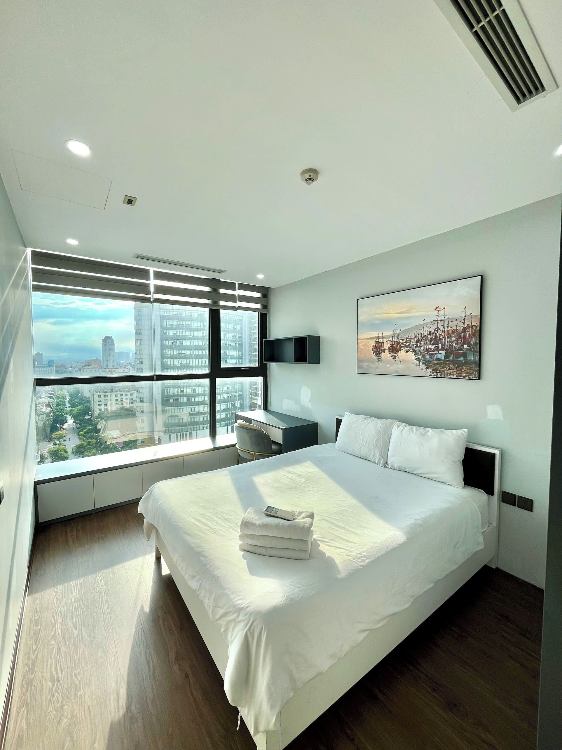 Apartament de luxe, 3 dormitoris, balcó, vistes al llac | Escriptori, cortines opaques i habitacions insonoritzades 