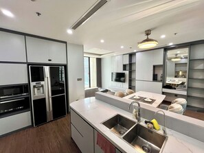 Apartamento superluxo, 3 quartos, sacada, vista para o lago | Cozinha privada | Geladeira, micro-ondas, cooktop, talheres/pratos/utensílios de cozinha