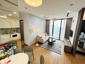 40-inch Smart TV with satellite channels - Hopo Apt - Vinhomes Sky Lake Luxury  (Ha Noi)