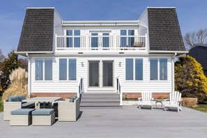 Outdoor dining - Bayfront Escape in Edgewater with Deck, Balcony, and Walk to Beach (Edgewater)