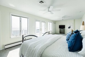 3 bedrooms, iron/ironing board, free WiFi - Bayfront Escape in Edgewater with Deck, Balcony, and Walk to Beach (Edgewater)