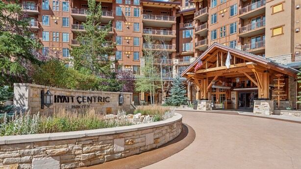 Eine Steinsäule mit einem Schild, auf dem ‘HYATT CENTRIC PARK CITY’ steht.