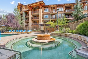 Alberca al aire libre y alberca climatizada