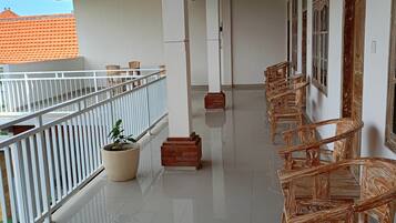 Superior Room, Pool View | Living area