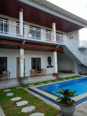 المنشأة من الخارج