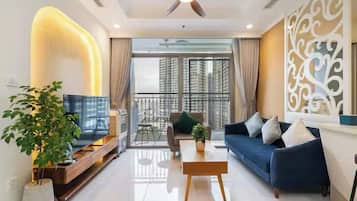 Suite familiar, 3 habitaciones, Acceso al salón del club, vistas al puerto | Zona de estar | Una Smart TV, Netflix, películas de pago, un altavoz inteligente