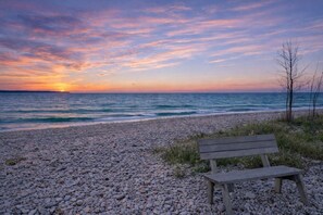 Beach nearby - Waterfront Log Home Near Sister Bay- Game Room, Kayaks & Sunrises (Sister Bay)