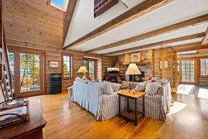 TV, fireplace, ping pong, books - Waterfront Log Home Near Sister Bay- Game Room, Kayaks & Sunrises (Sister Bay)