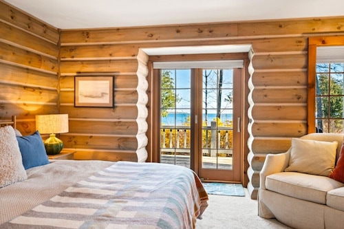 Waterfront Log Home Near Sister Bay- Game Room, Kayaks & Sunrises
