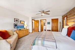 Desk, iron/ironing board, travel cot, WiFi - Waterfront Log Home Near Sister Bay- Game Room, Kayaks & Sunrises (Sister Bay)