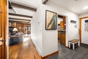 Interior - Waterfront Log Home Near Sister Bay- Game Room, Kayaks & Sunrises (Sister Bay)